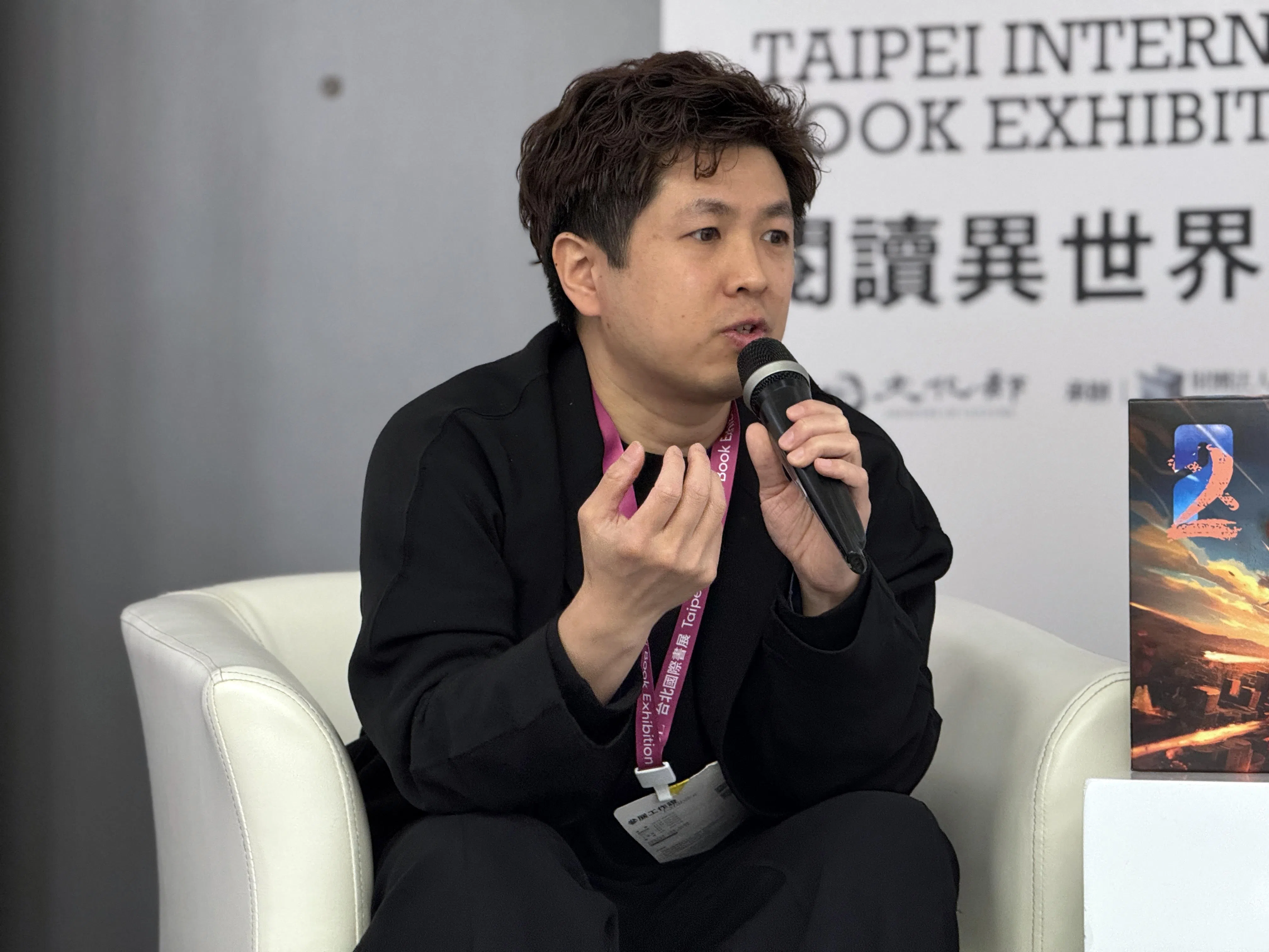 台湾游戏品牌“迷走工作坊”制作的台海战争兵推桌游《2045》，在2025年台北国际书展上正式出版。制作人张少濂2月4日在书展座谈中提到，台湾市场规模确实不如大陆，但自由创作的空间，是台湾创作者最重要的实力。（缪宗翰摄）