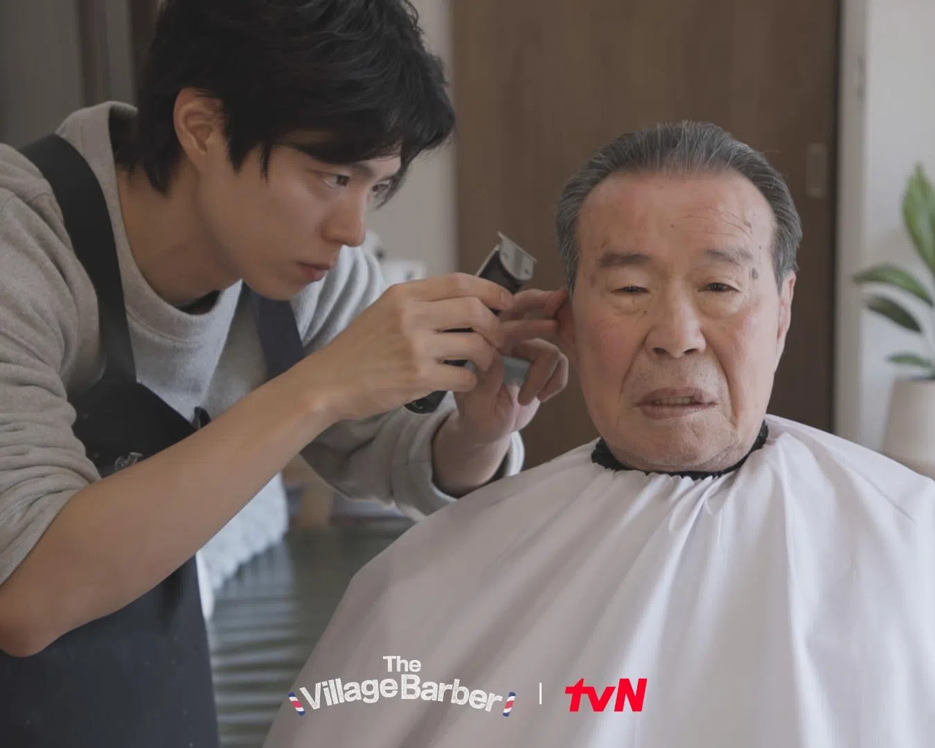 朴宝剑在理发店中为年长顾客理发。（取自tvN脸书）