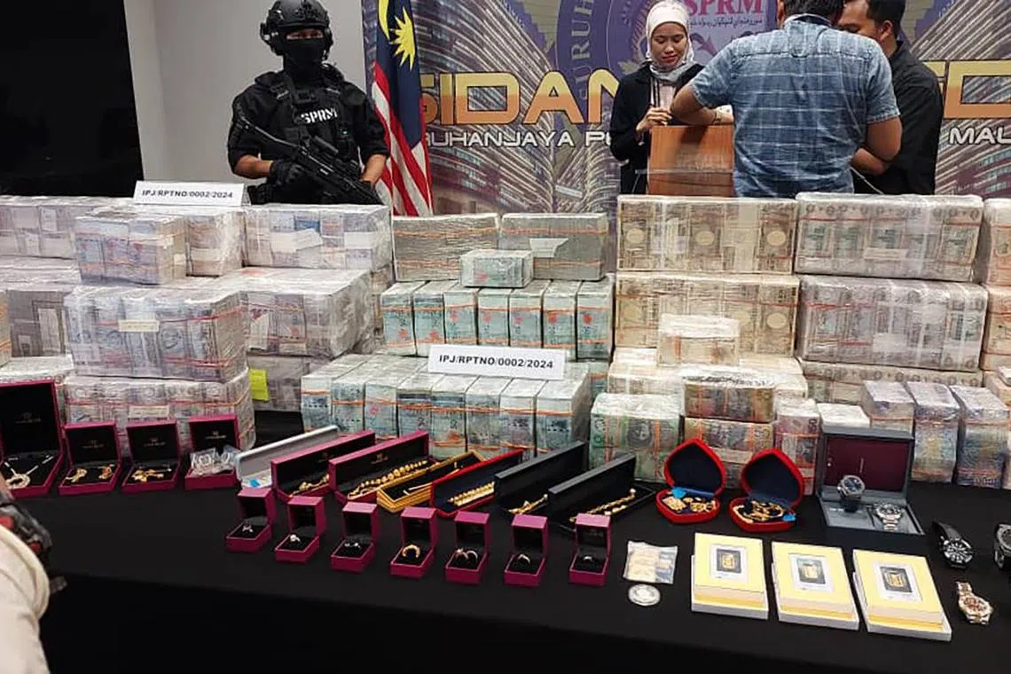 跨國現金及金條起獲現場