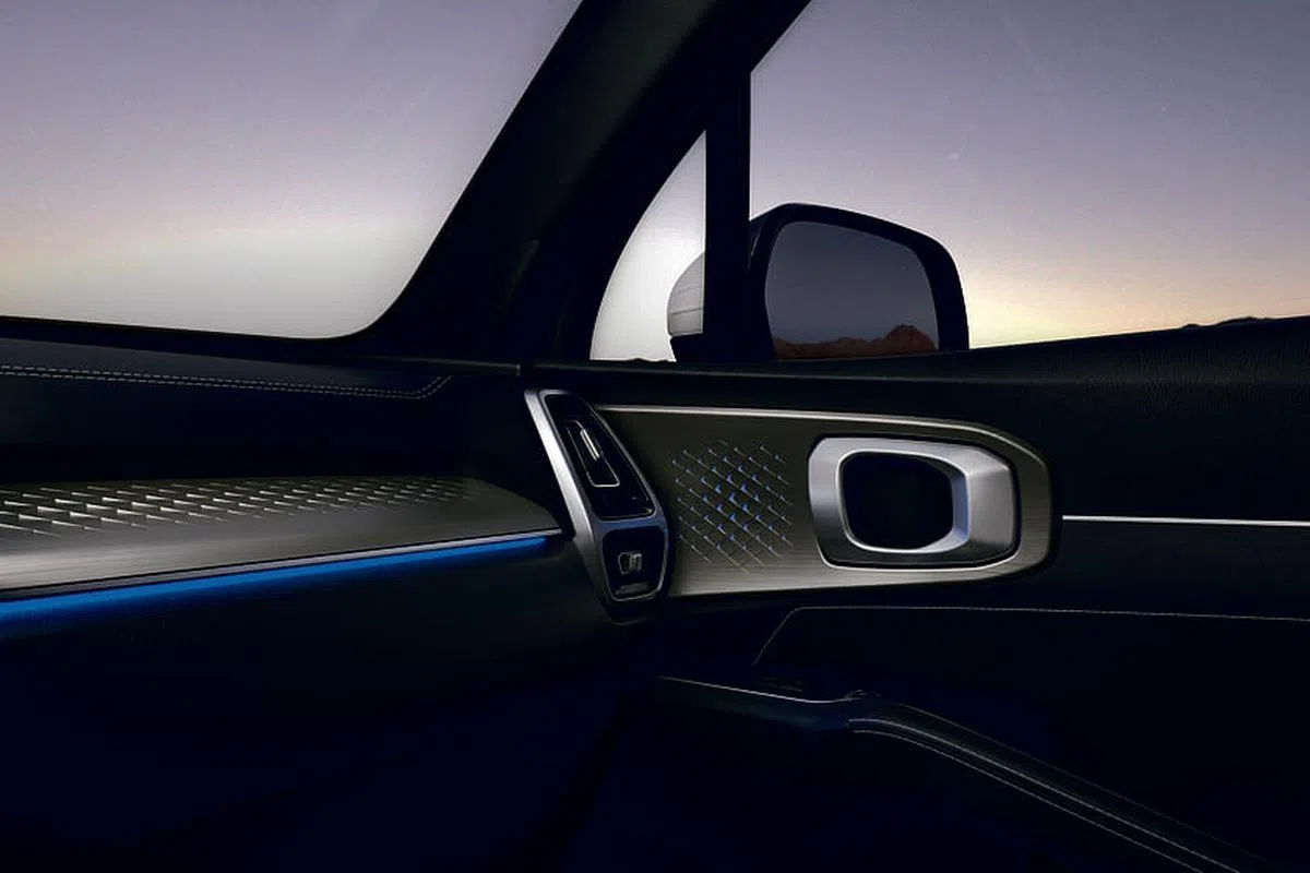 车舱配备氛围灯，能选择各种颜色。（车商提供照片）