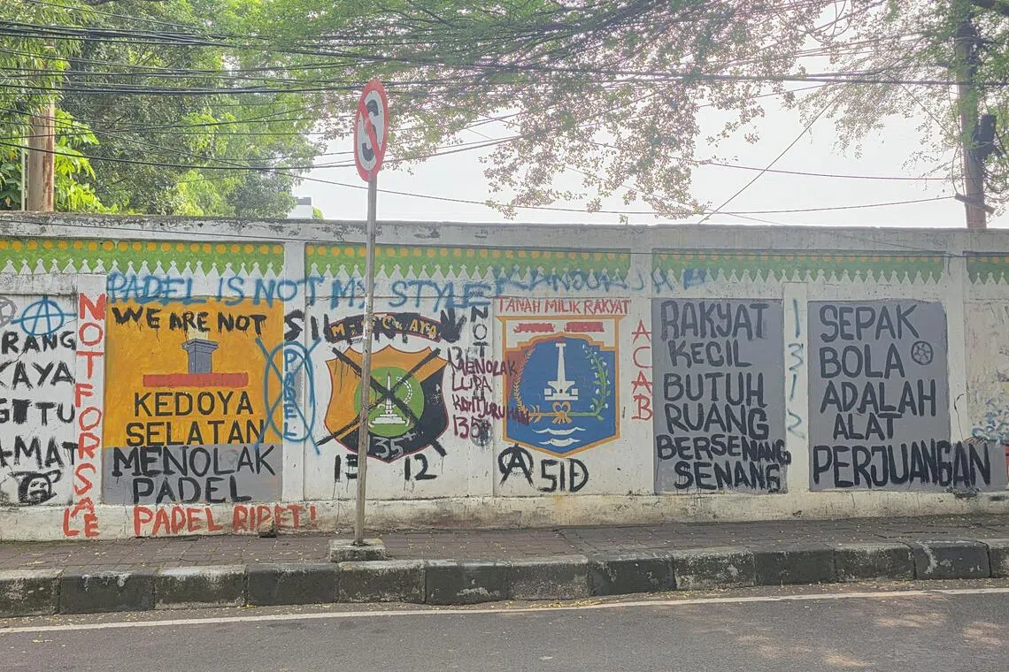 雅加达科多亚南区的居民反对当局把足球场改建为板式网球馆，于是在操场外墙漆上“体育不是专属于富人”“普通百姓也须要玩乐空间”等标语。（蓝云舟摄）