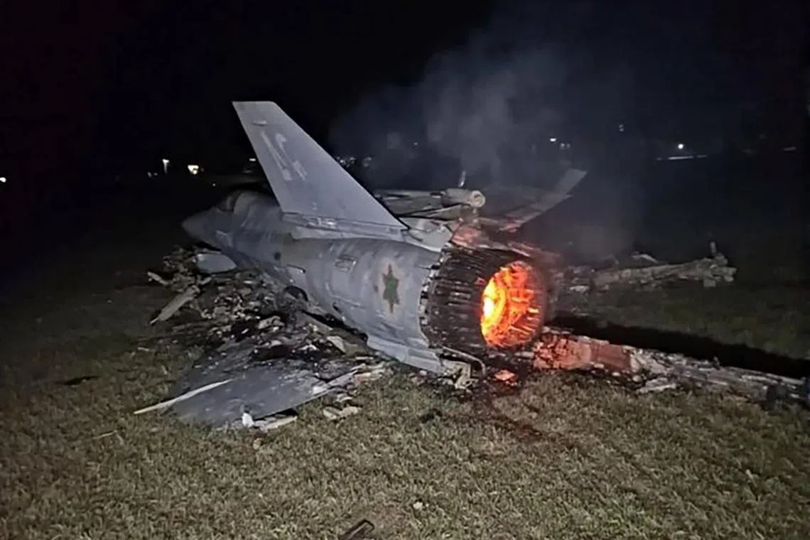 伊朗社媒图文并茂地报道，一架以色列F-35战机被击落。以军否认，称照片是假的。（互联网）