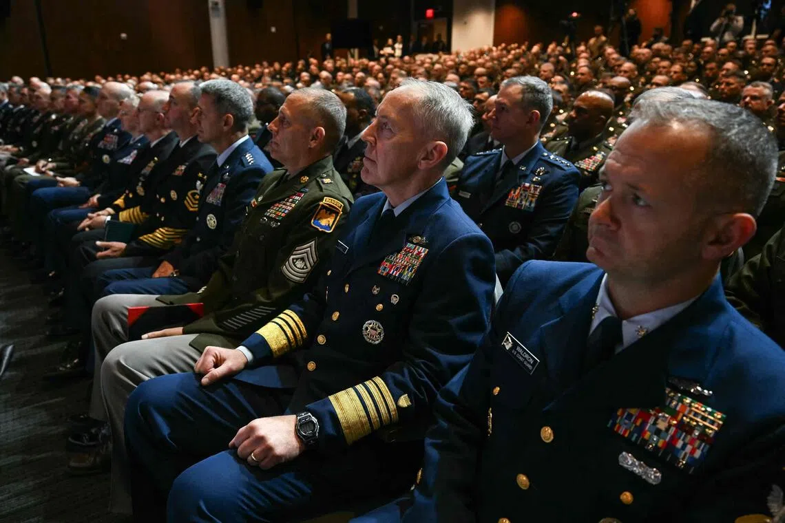 美军高级将领在台下端坐聆听特朗普的演讲。（法新社）