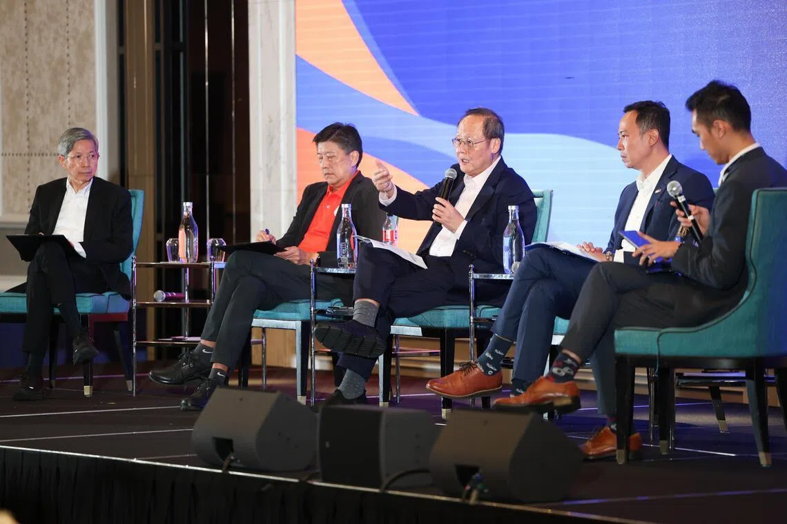 人力部长陈诗龙医生（左三）、新加坡全国雇主联合会会长陈启德（左起）、全国职工总会秘书长黄志明，以及新加坡工商联合总会副主席李坚辉，在同场举办的劳资政小组讨论发表看法。主持人是人力部人力规划与政策司长卓刚玮（右一）。（关俊威摄）