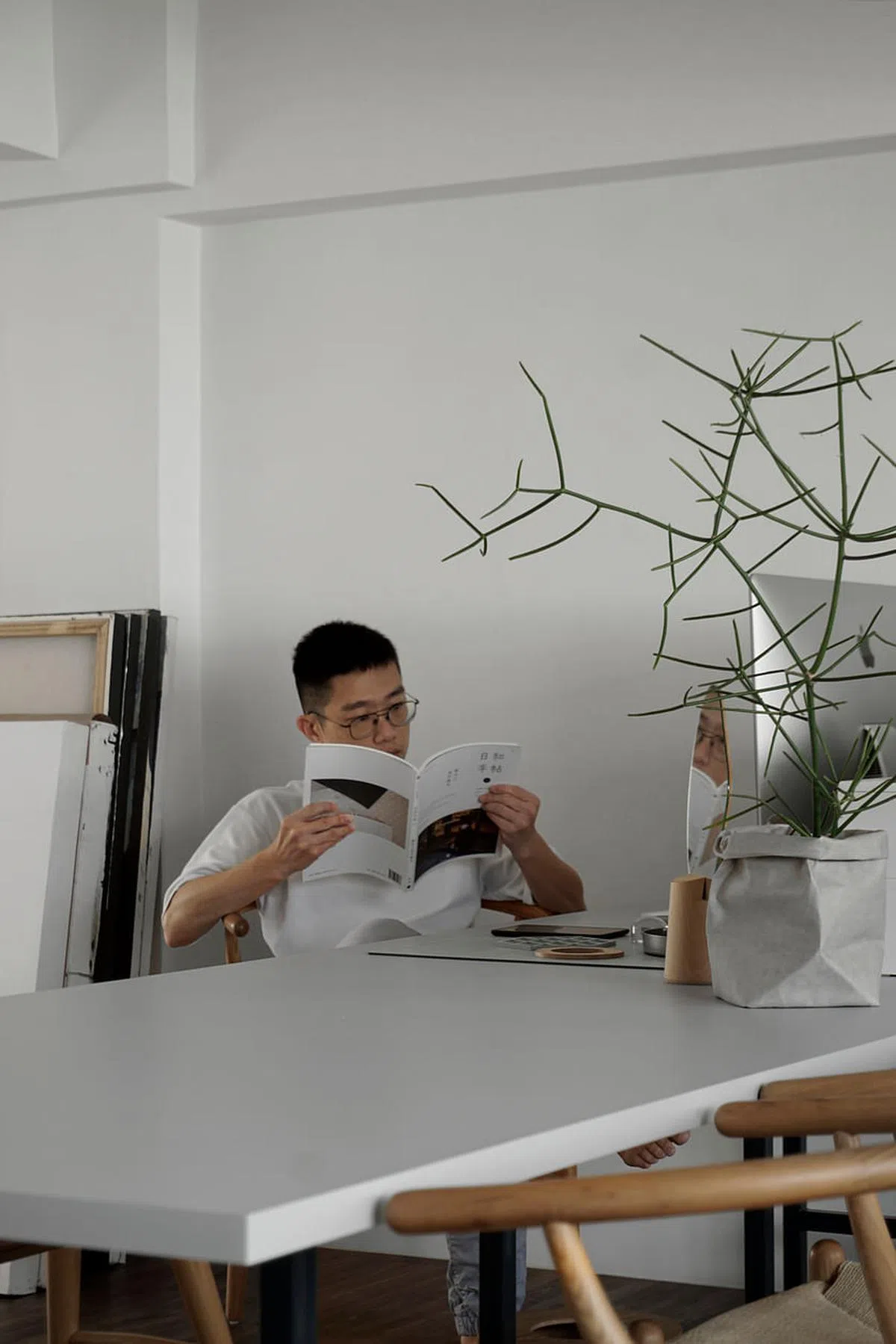 谢振凯是自由平面设计师，小小的家由他亲手设计成一览无遗的空间。（受访者提供）