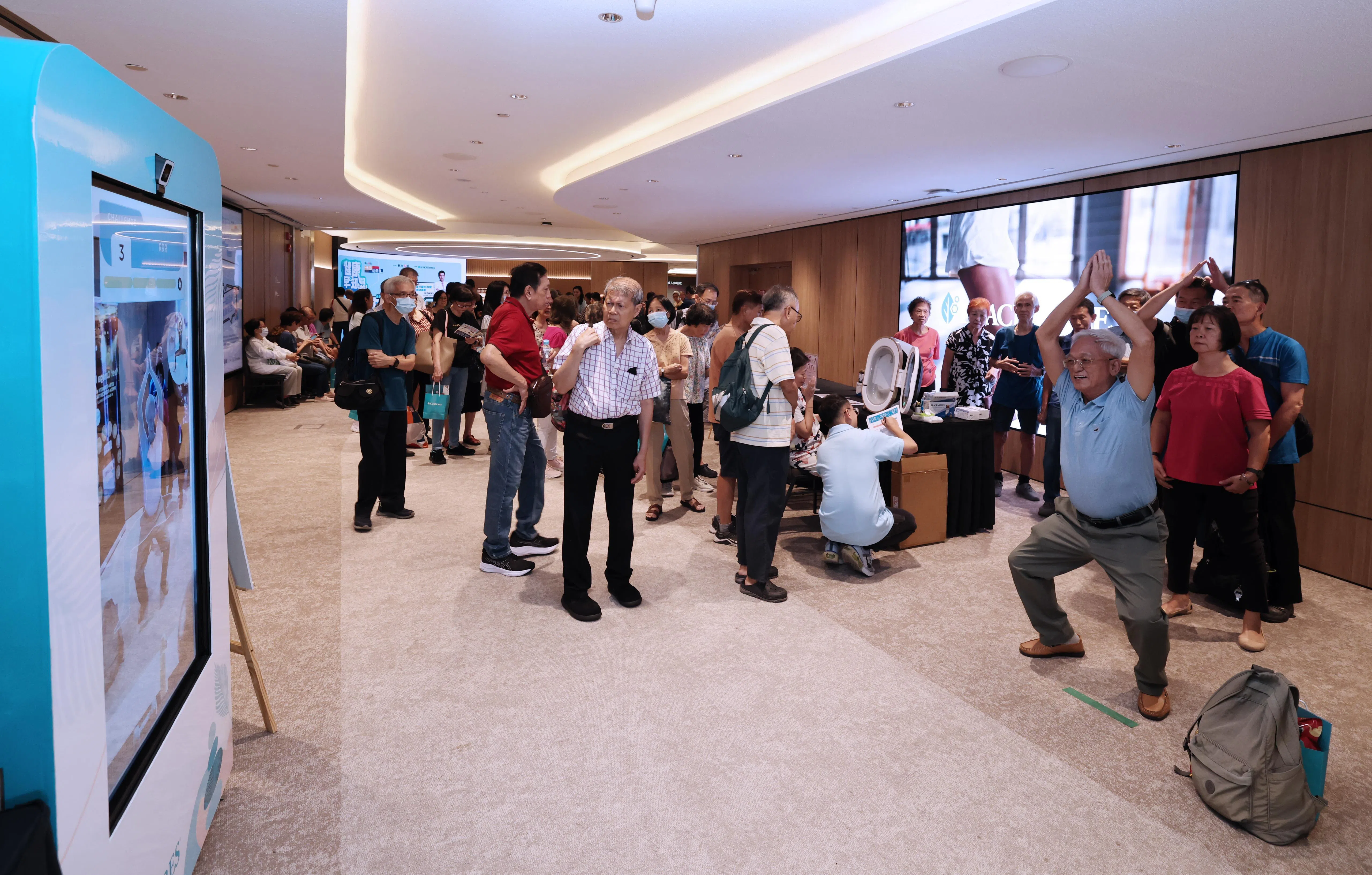 观众根据屏幕上的指示摆出一样的姿势，即可获得小礼物。（梁麒麟摄）