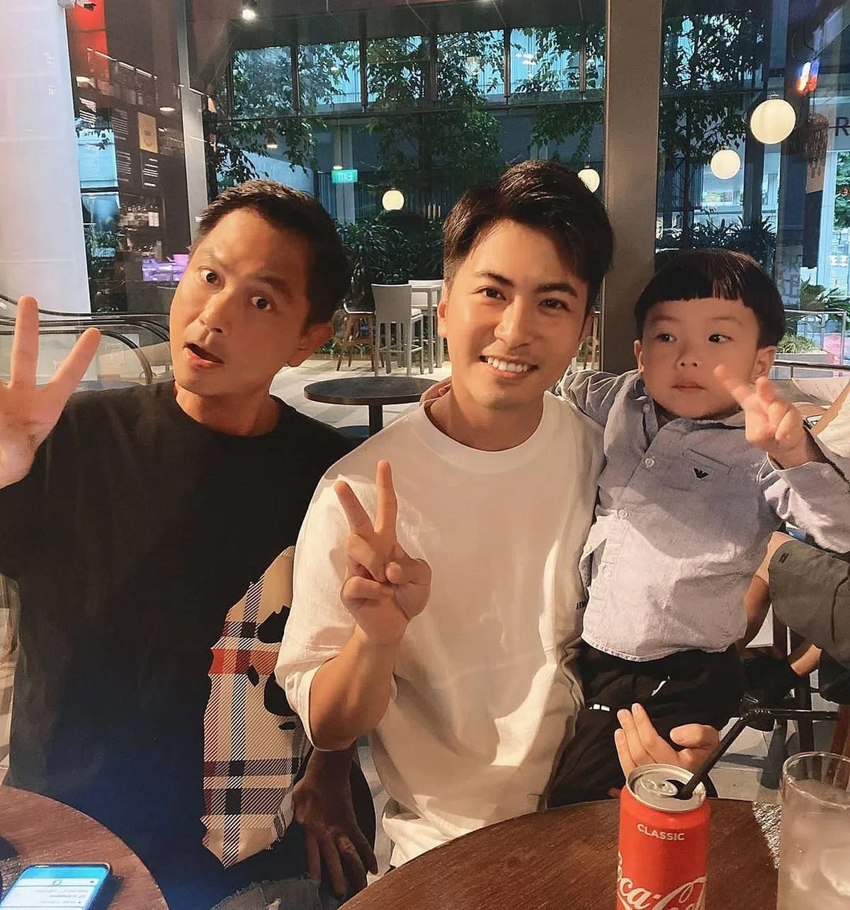 周初明（左）和徐彬自《118》后于《遇见你，真香！》再演父子，右为徐彬的儿子。（取自艺人IG）