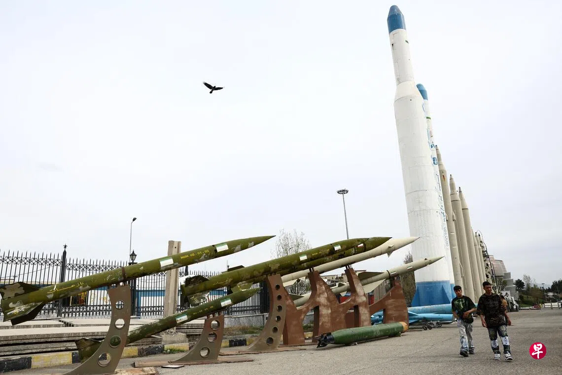 3月26日，在德黑兰一处设施可见到一些伊朗导弹。 （路透社）