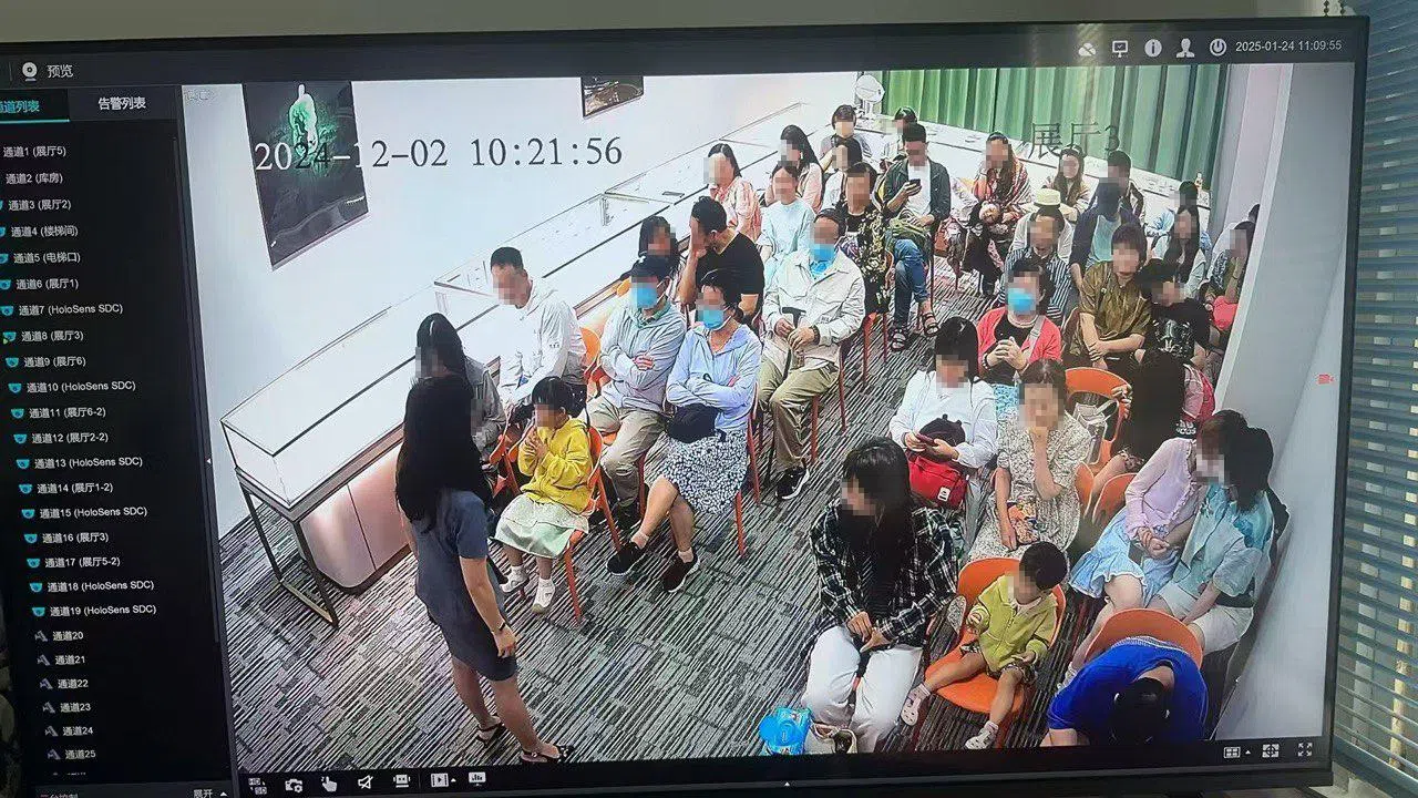 根据领队提供的画面，游客被带入珠宝店时，领队和导游只能在其他房间通过闭路电视查看游客的状况。（受访者提供）