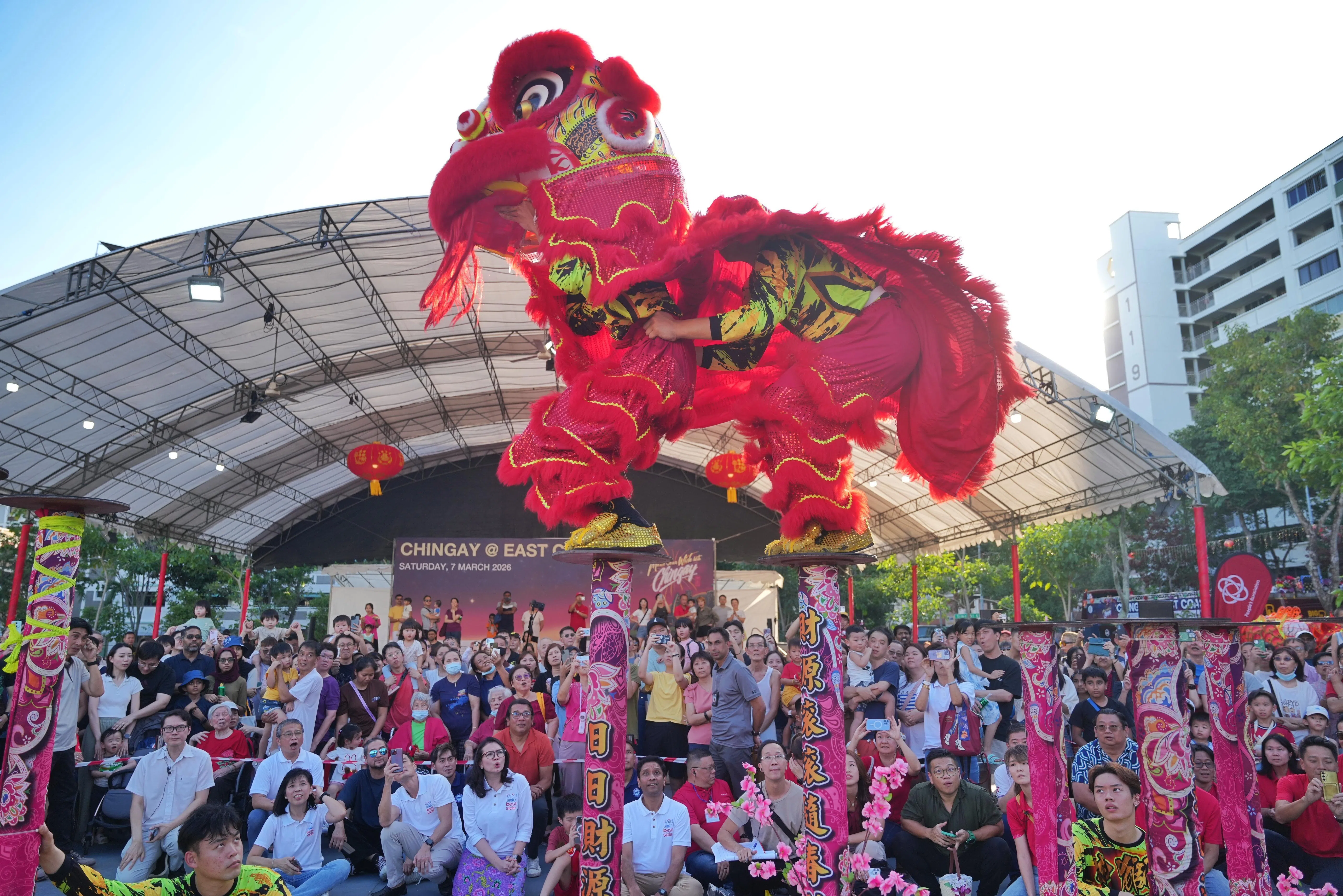 东海岸集选区的议员律政部长兼内政部第二部长唐振辉（坐着第二排左二）、数码发展及新闻部兼保健卫生部高级政务部长陈杰豪（第一排左二）、人力部兼文化、社区及青年部政务部长迪内希（第一排左五）、陈舜娘（第一排左一）和何礼娜（第一排左三）也到场与居民同乐。（谢智扬摄）