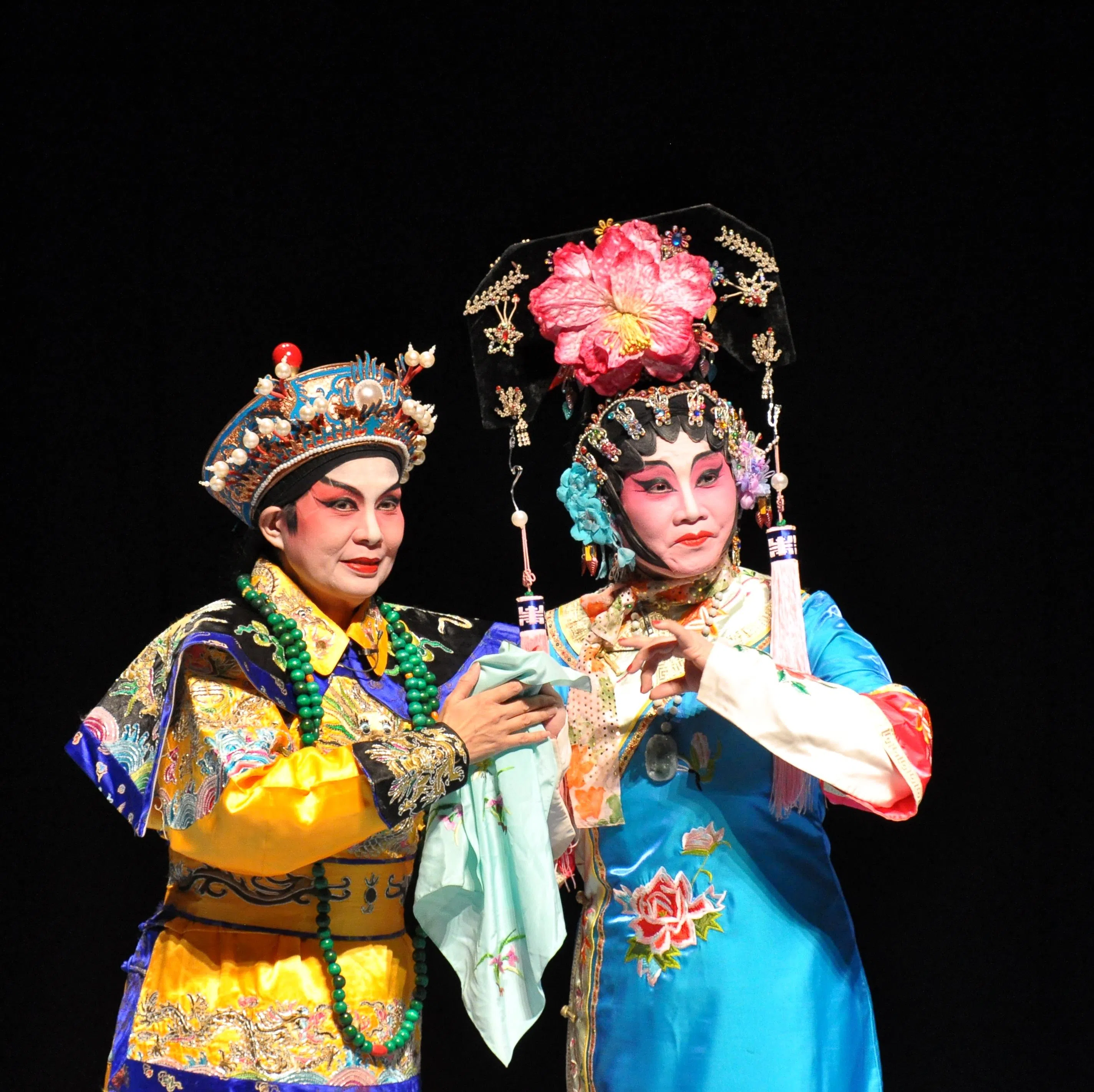 敦煌剧坊呈现的英语粤剧《清宫遗恨》剧照。演员王金英（左）与司徒海嫦（右）分饰光绪与珍妃。