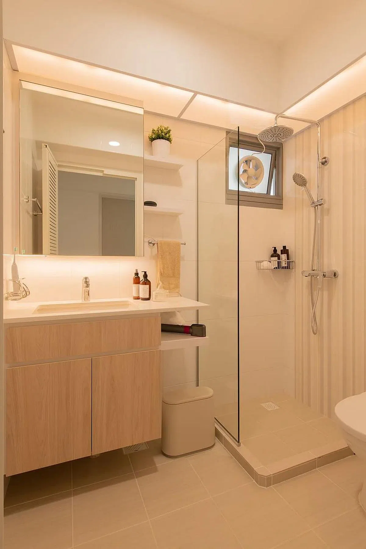 浴室的盒形暖光照明让舒适感倍增。（Fyner Interior提供照片）