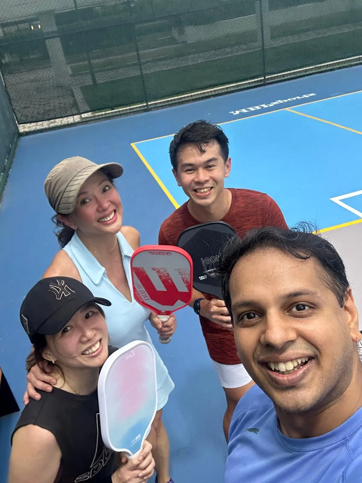 洪雍华（左二）最近爱上匹克球，会约同事一起打球培养感情。（受访者提供）