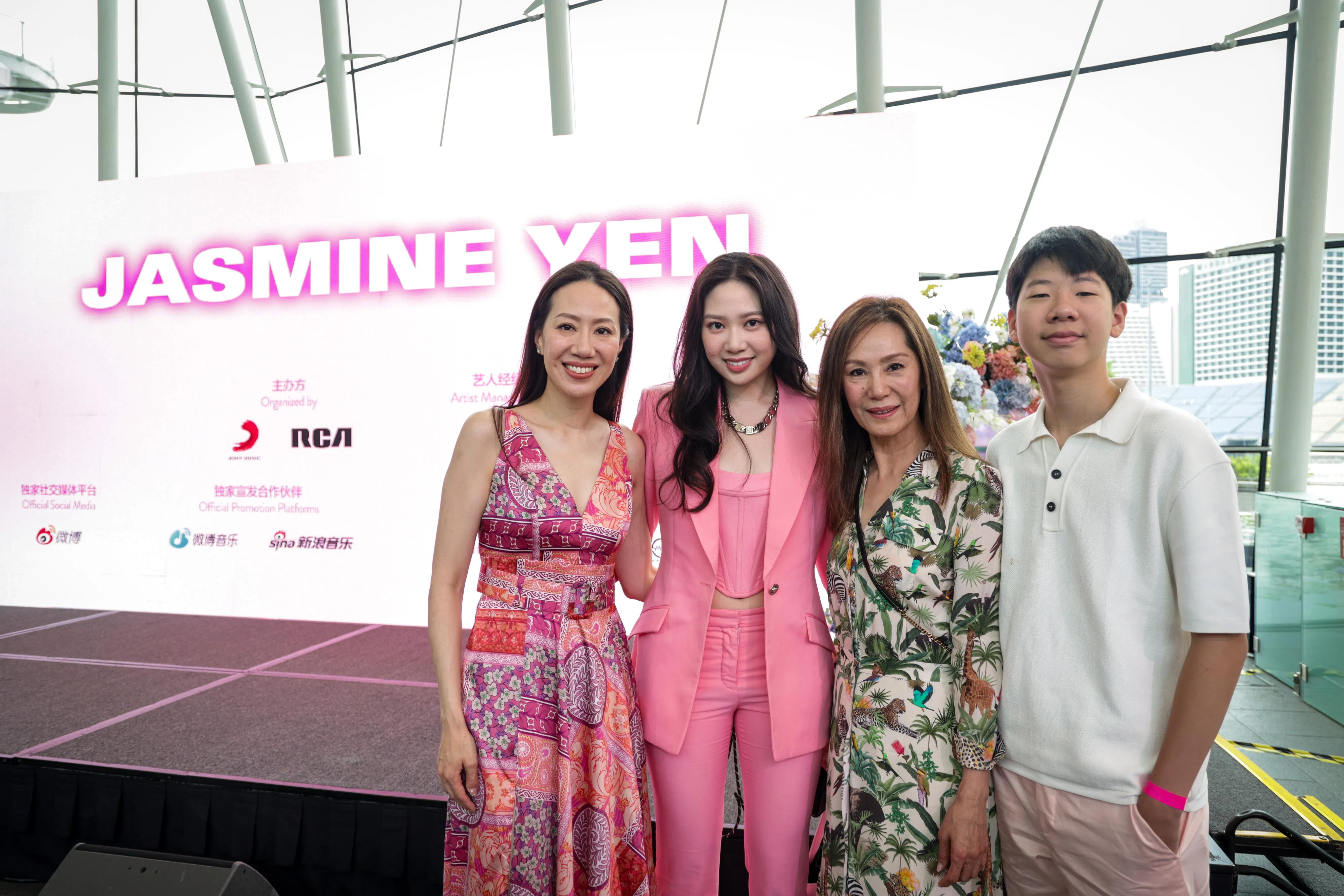 甄济如（左二）与妈妈（左一）、外婆（左三）和弟弟（右一）开心合照。（ 叶振忠摄）