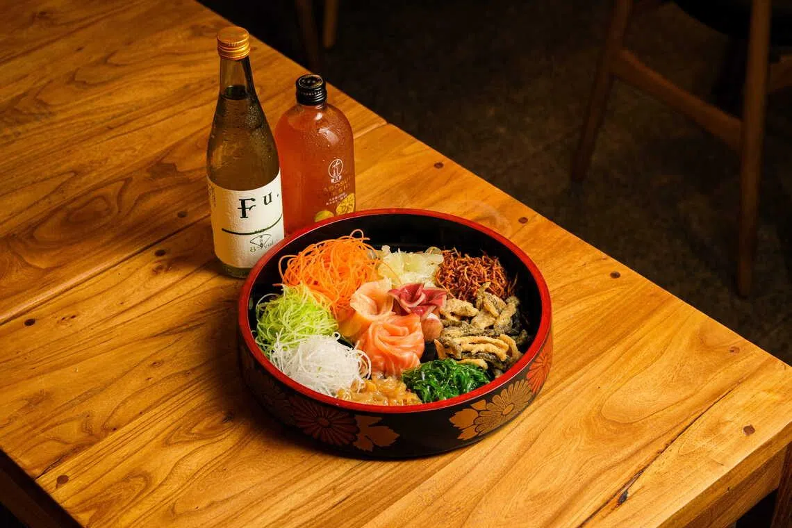 Shukuu Izakaya日式捞生以三种调味生鱼片为主角，配搭清酒或梅酒很对味。（餐馆提供）