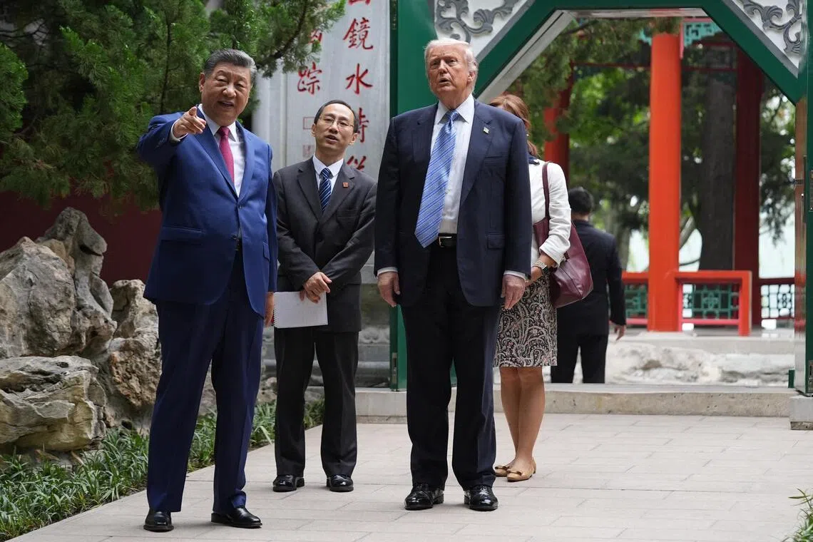 习近平与特朗普在中南海交谈。（路透社）