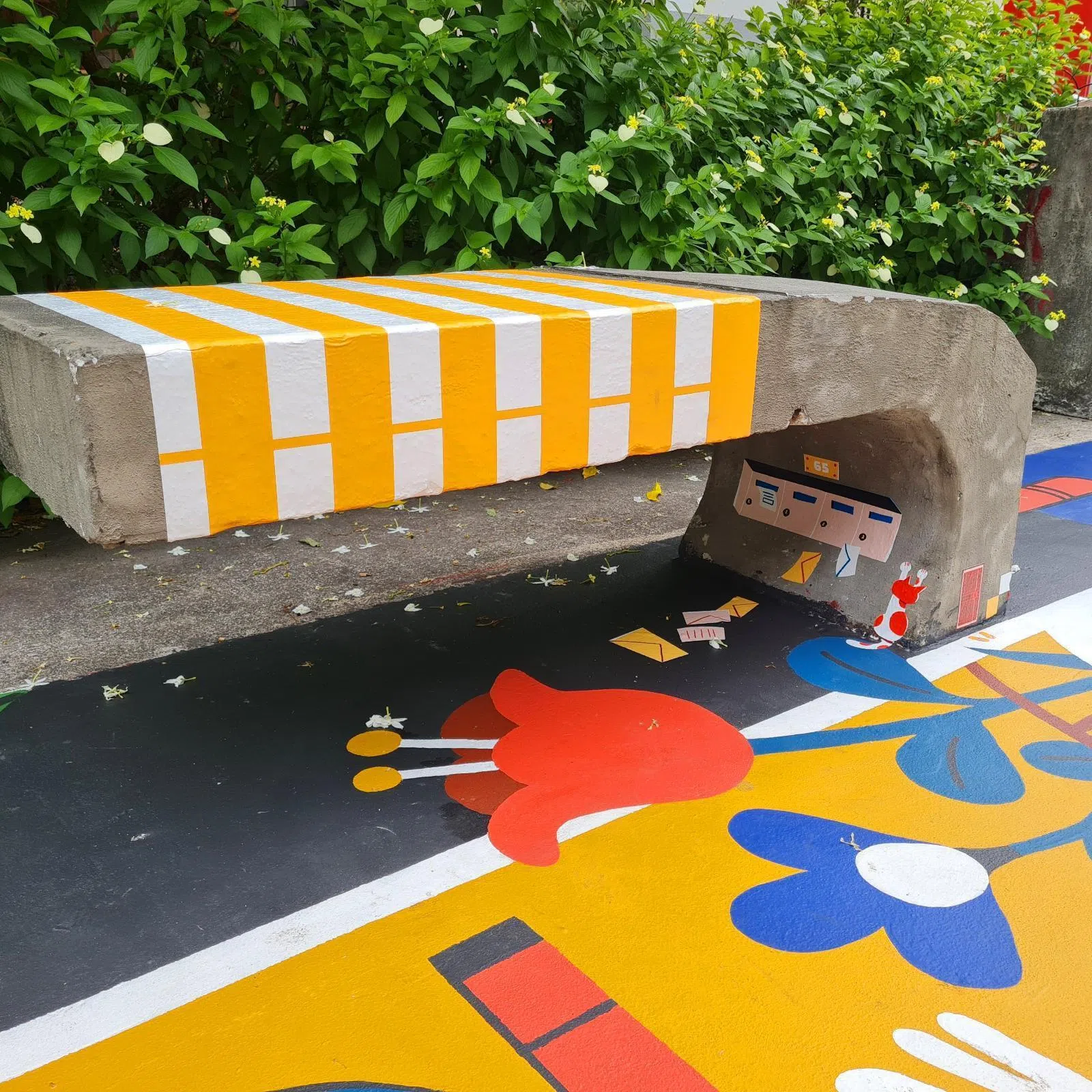 中峇鲁第65座组屋至今仍保留的老式信箱，成为街道长凳下贴纸的设计灵感。（受访者提供）