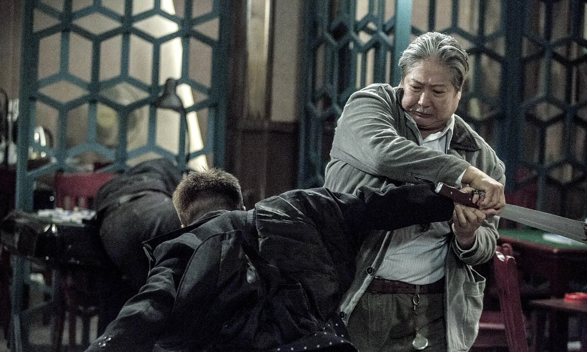 洪金宝（右）2016年在上海成立电影工作室后，拍了《特工爷爷》，这部片子也在本届SCFF中放映。（互联网）