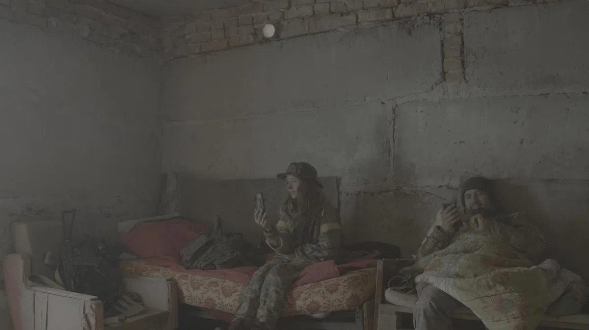 前线情况允许时，爱丽莎会与儿子视讯通话，保持情感联系。（受访者提供）