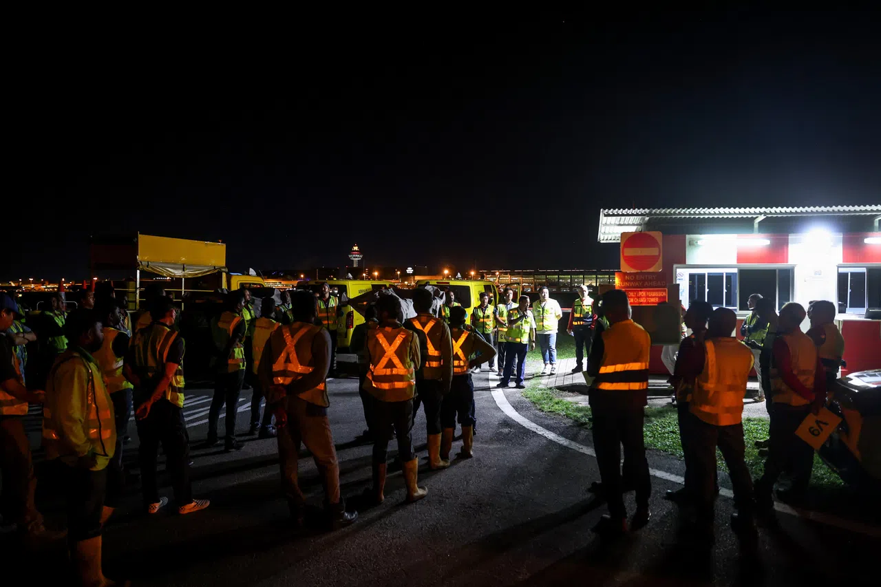 在维修工作开始前的半小时，负责人向所有维修人员进行简短的工作说明。（白艳琳摄）