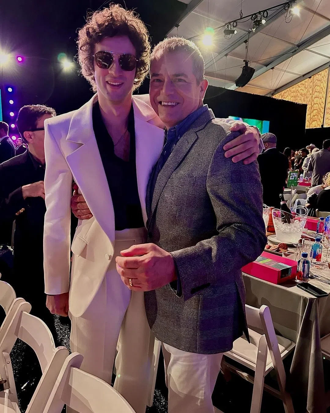 《留校者联盟》编剧David Hemingson（大卫海明森，右）和片中男主角Dominic Sessa（多明尼克塞萨）合照。（取自David Hemingson IG）