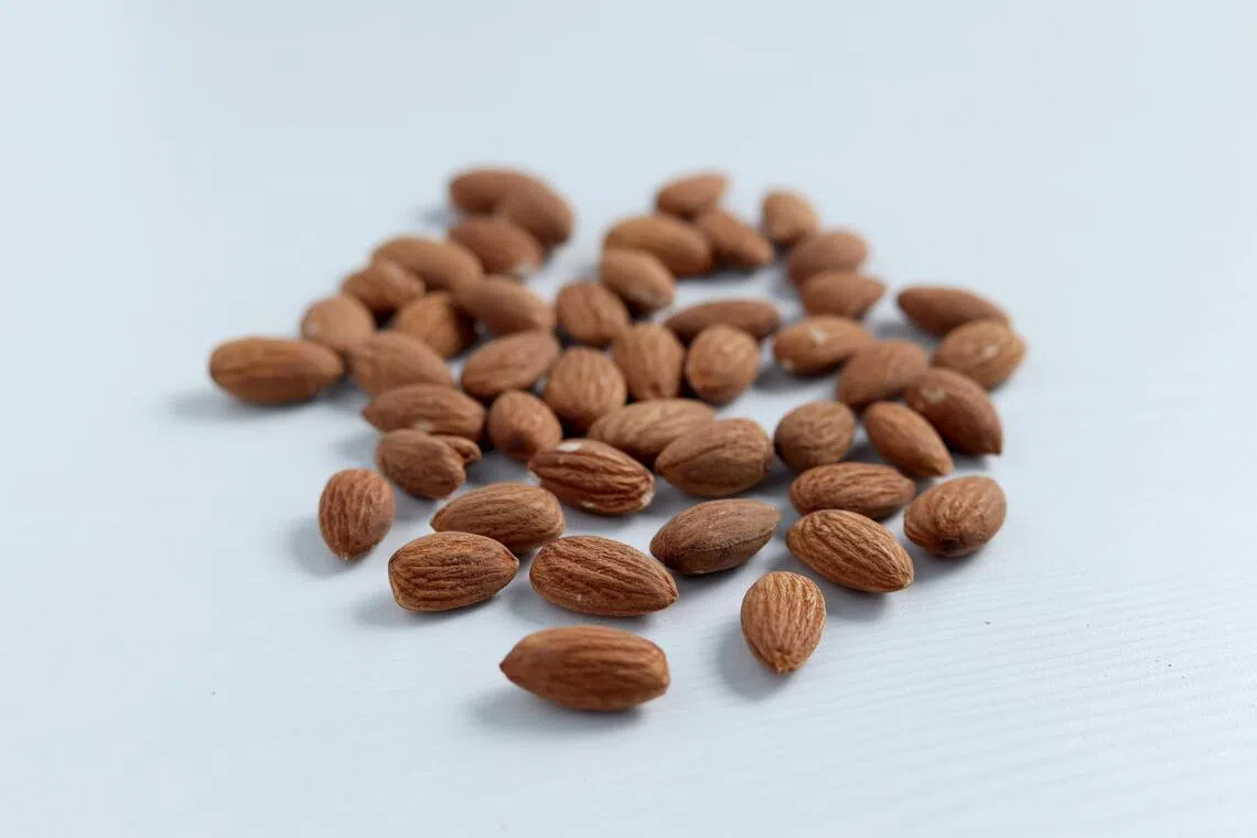 试试“无添加”的原味杏仁，味道不亚于加了盐分或蜂蜜的杏仁。（龙国雄摄）