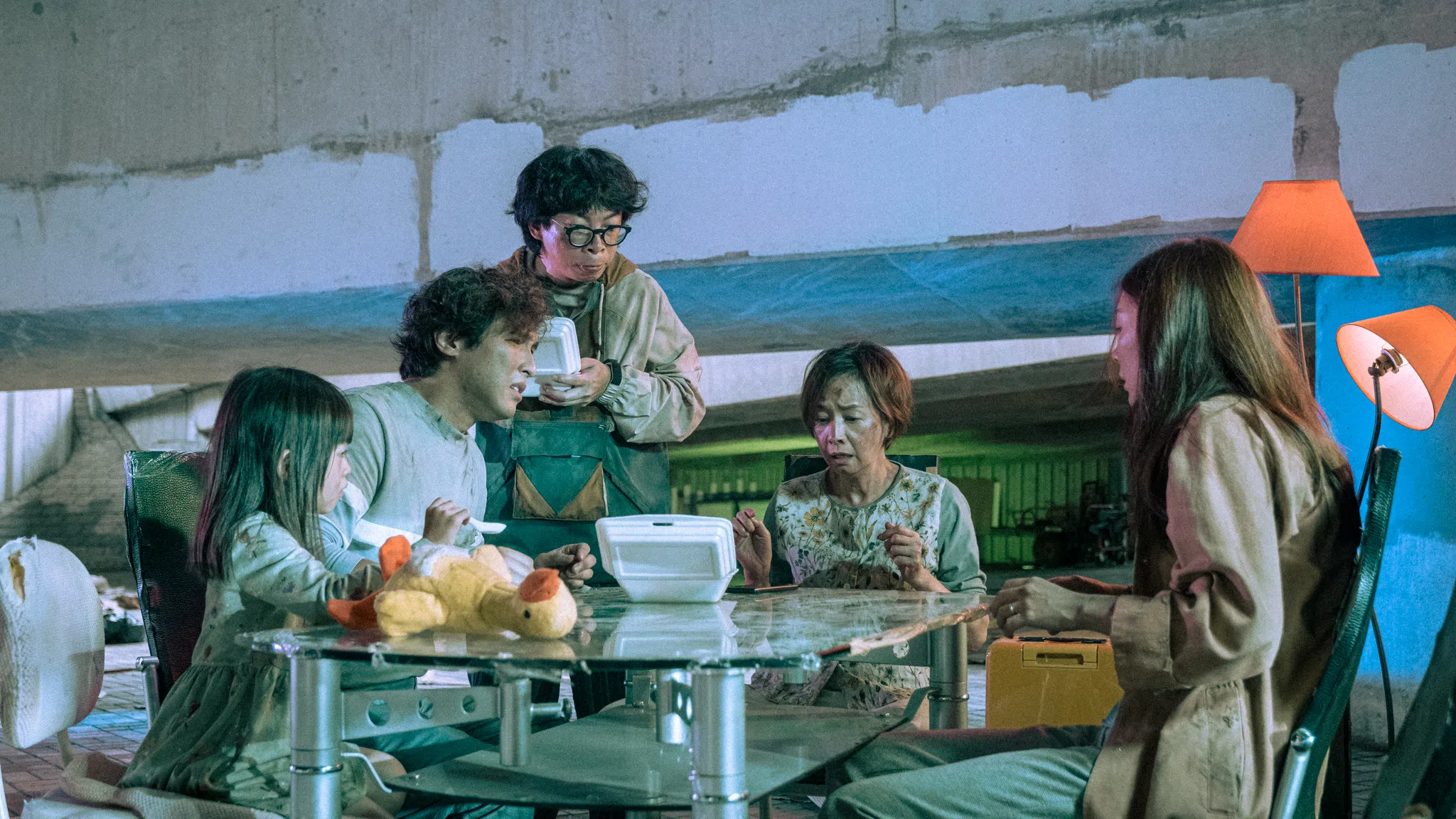 毛舜筠（右二）在《死尸死时四十四》为年轻演员加戏。（新加坡电影协会提供）