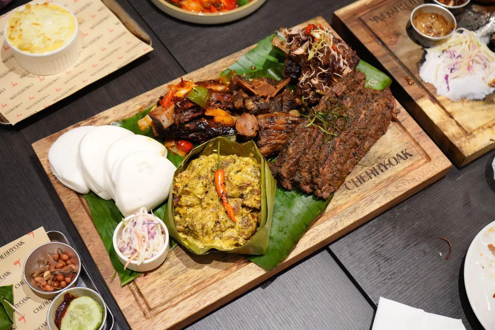 新推出的亚洲风味烟熏拼盘，采用樱桃木与橡木结合的慢火烟熏工艺，通过精准控温与长时间烟熏，使肉质达到理想嫩度与层次感。（餐馆提供）