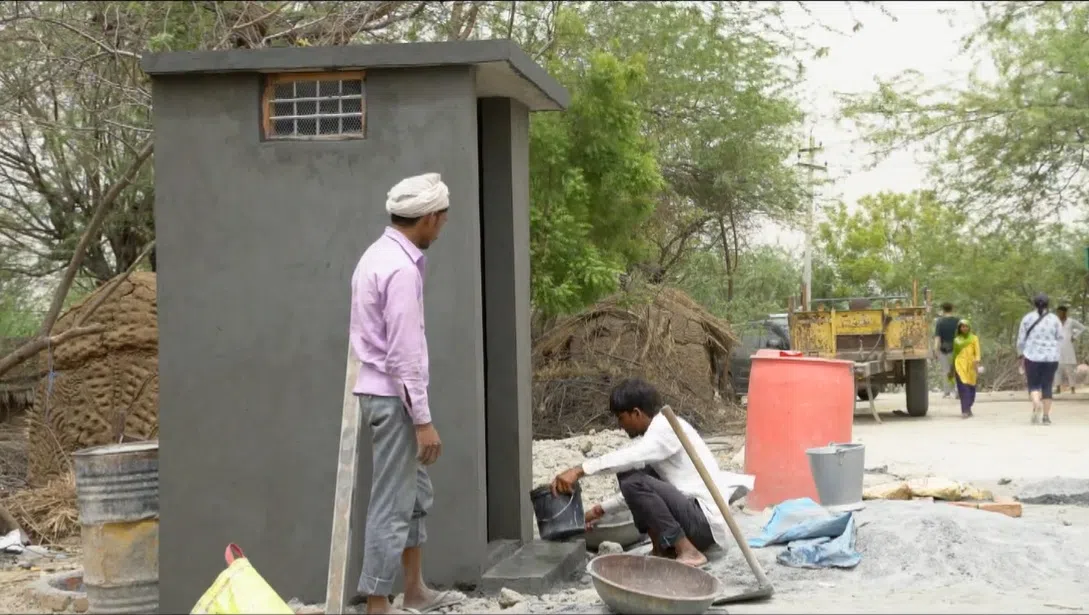 印度南部乡下近年来开始在住家外建厕所。（视频截图）