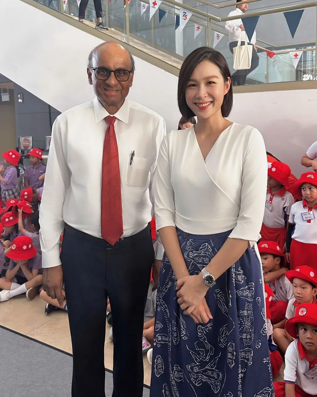 雅慧（右）9月初在新加坡红十字会75周年庆活动上与尚达曼总统合照。（取自雅慧IG）