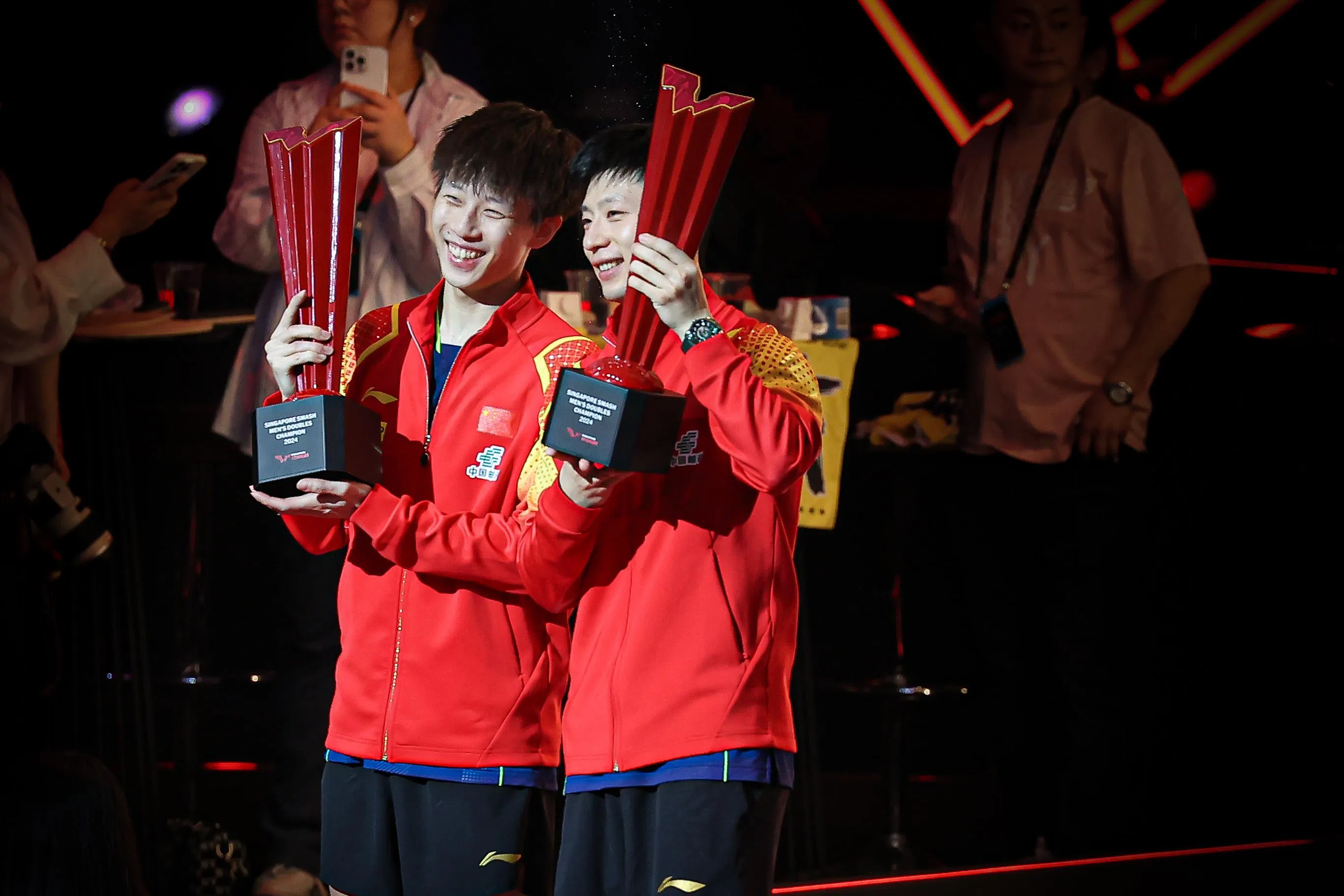 马龙（右）和林高远在颁奖仪式上笑容满面。（关俊威摄）