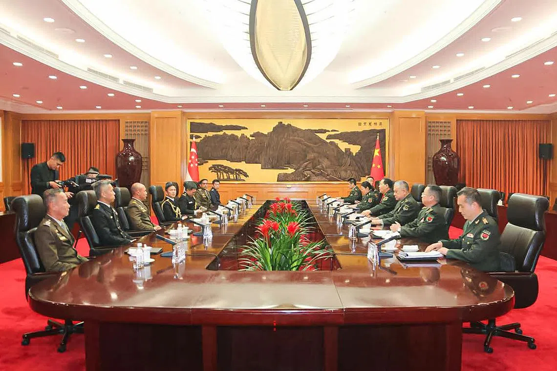 新加坡武装部队总长孟耀诚海军中将（左四），会见中共中央军事委员会委员、中央军委联合参谋部参谋长刘振立上将（右四）。（新加坡国防部提供）