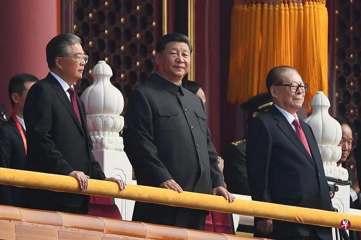 2019年10月1日，中共建国70周年的庆典是江泽民（右）最后一次公开亮相。图为中共三代领导人、现任总书记习近平（中）、江泽民和胡锦涛（左）登上天安门城楼观看中国70周年国庆阅兵。（法新社）