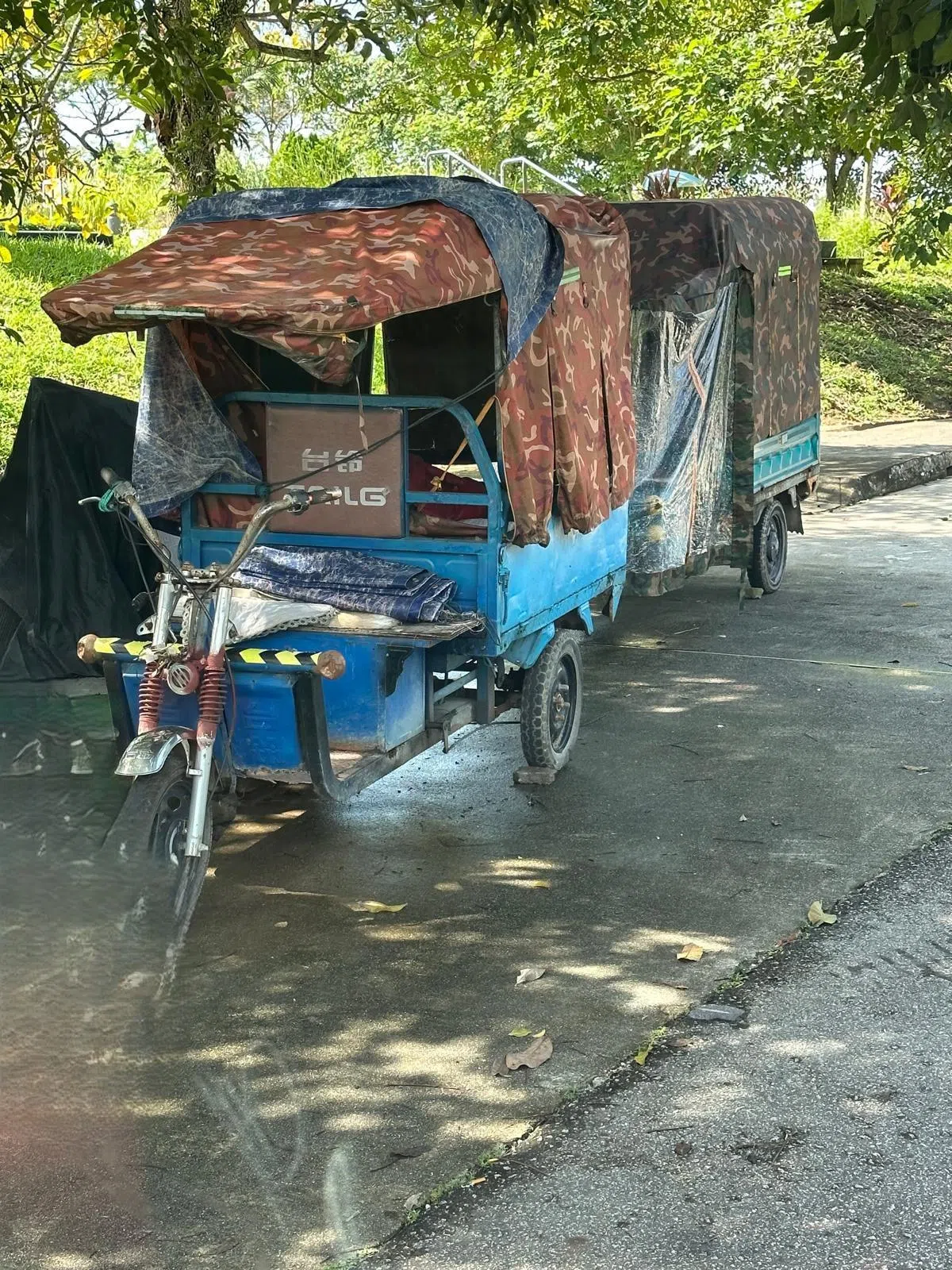 这些三轮车不仅停在坟场，读者还观察到它们在路上行驶。（读者提供）