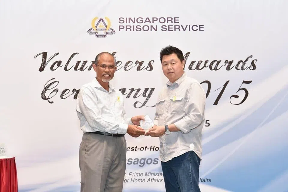 陈泉兴是新加坡监狱署的长期义工，至今服务了20年。2015年，时任总理公署部长兼内政部及外交部第二部长马善高，在义工服务奖颁奖典礼上，把10年长期服务奖颁给陈泉兴。（受访者提供）