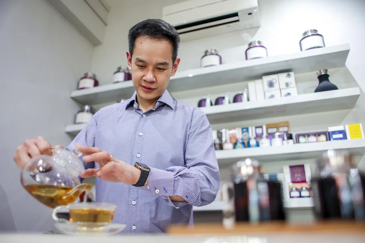 公司创立三年后，许伟雄第一次给自己发薪水，虽然金额只有800元，但这证明他的坚持是值得的。（叶振忠摄）