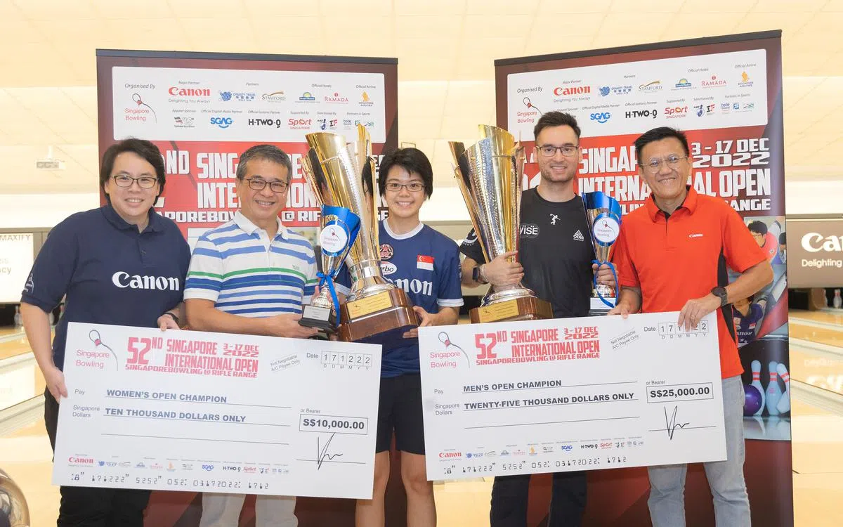 我国保龄球总会会长张慧莹（左一）、文化、社区及青年部长兼律政部第二部长唐振辉（左二）和佳能新加坡副总裁许志远（右一），为晋级赛男女冠军伯乐比（右二）和陈诗桦颁奖。（陈来福摄）