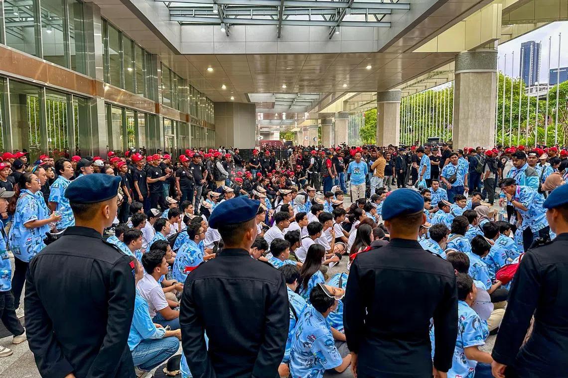 警员在各个阵营中围起人墙，相信是为了维持秩序，避免支持者发生肢体冲突。（陈雅恩摄）