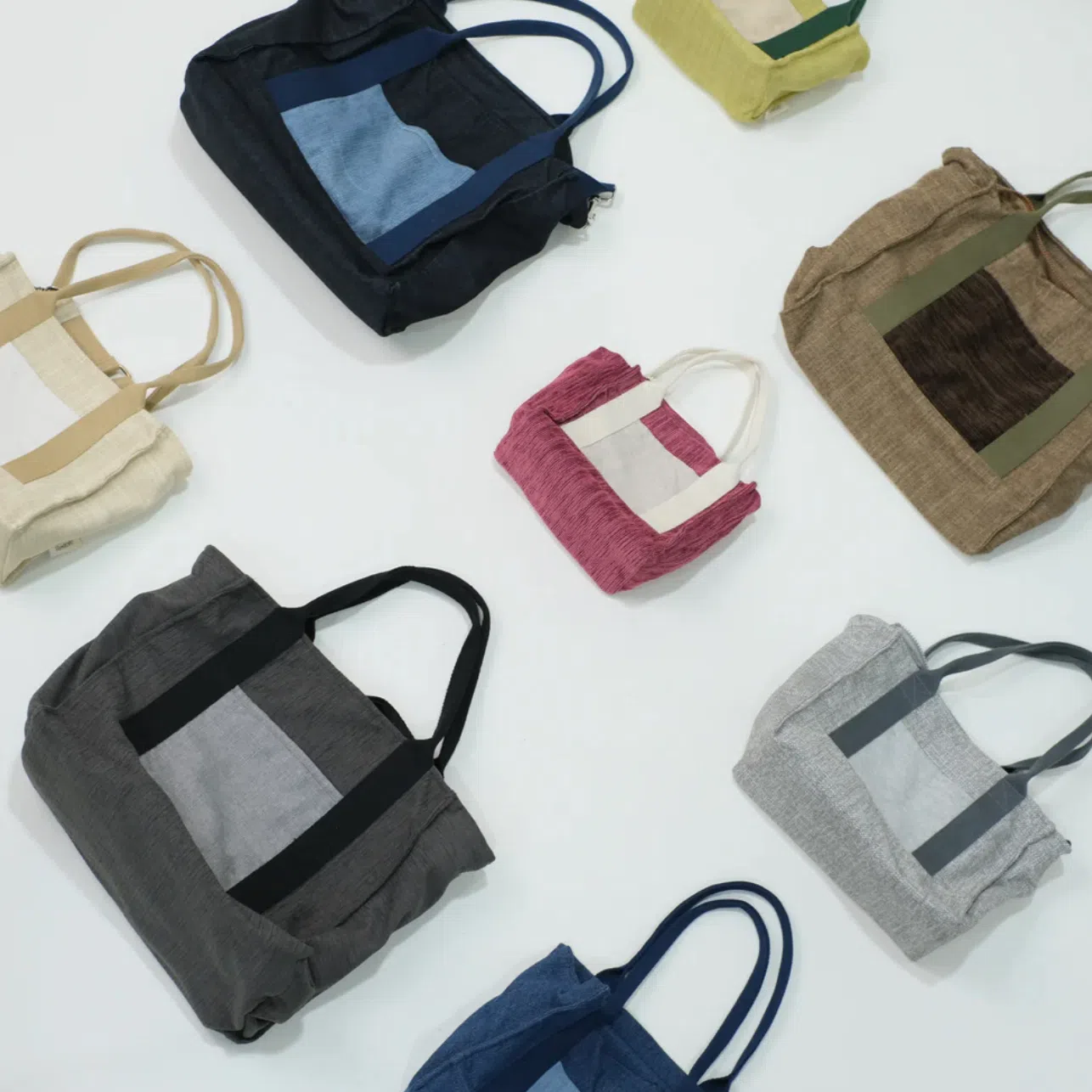 社会企业Re-store回收旧衣物、旧布、碎布等制成琳琅满目的包包。（Re-store提供）