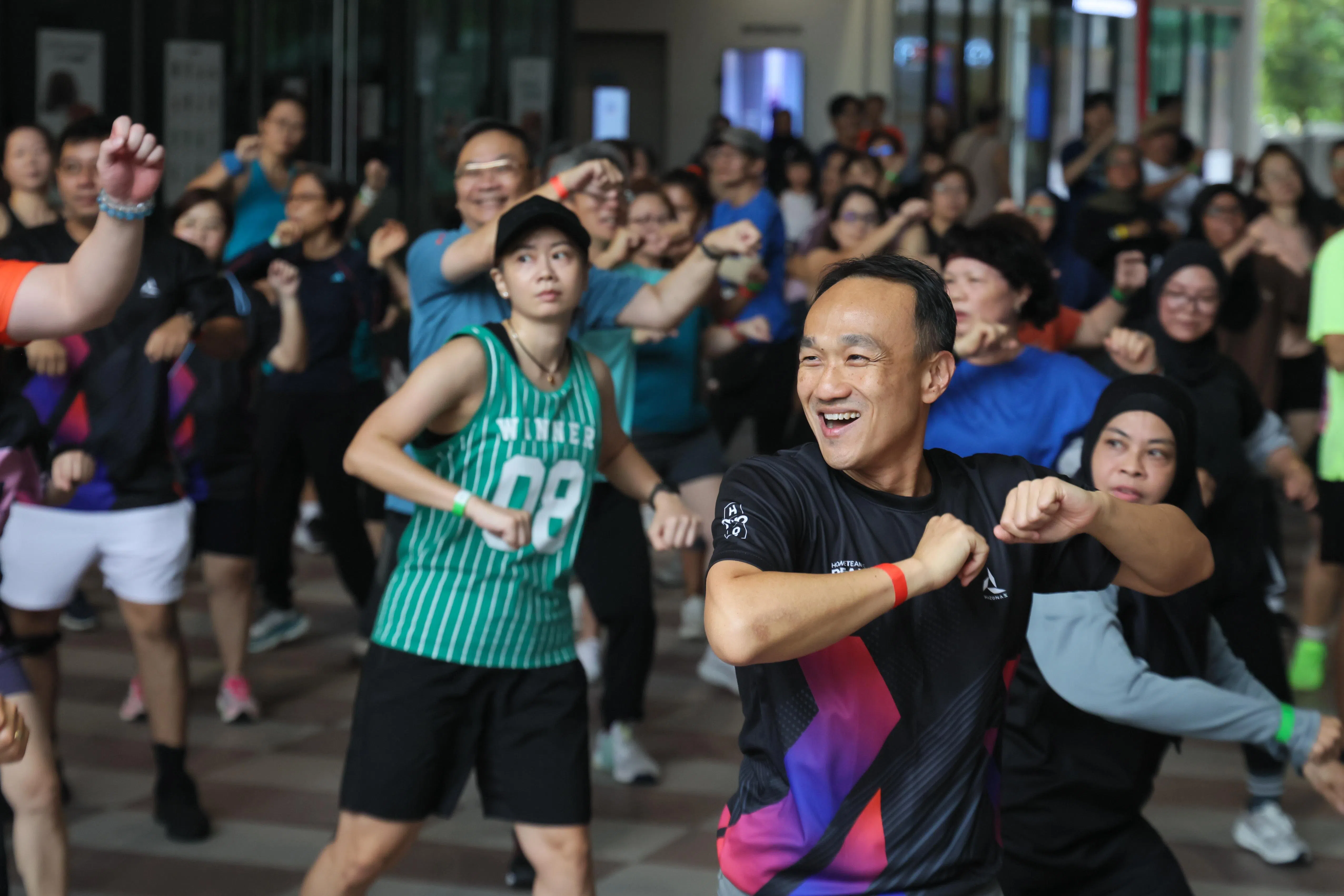 Fitness Workz健身嘉年华参与者，在内政团队战备人员协会卡迪俱乐部跳起健身操。（张俊杰摄）