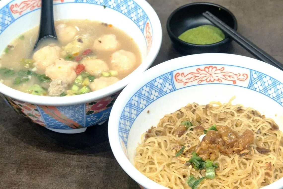 手工米粉拌以特调酱料和猪油渣，配搭虾滑丸子肉碎清汤。（陈爱薇摄）