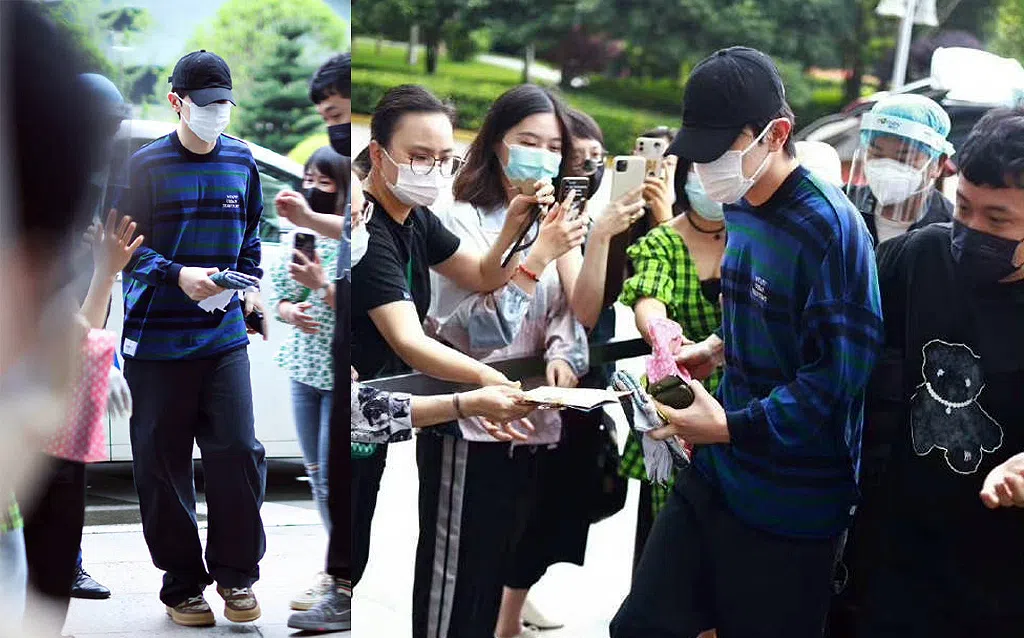 邓伦爆出逃税风波三个月后，有媒体拍到他现身，只见邓伦戴着口罩和棒球帽，全程不发一语。（互联网）
