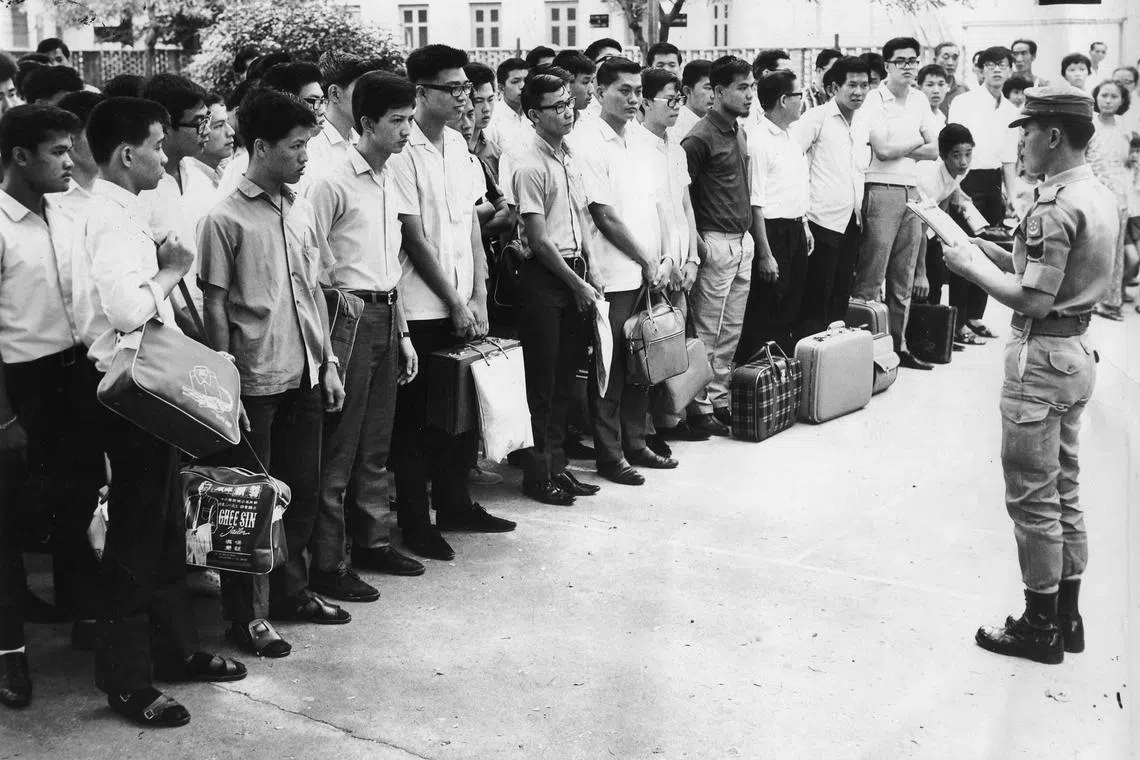 1968年5月，到芳林联络所报到的国民服役青年列队准备出发，你是镜中人吗？（南洋商报）