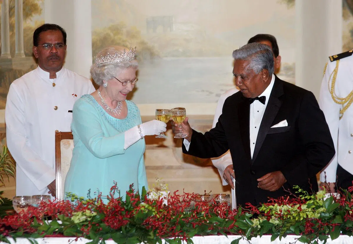 2006年3月17日，纳丹总统在总统府设国宴招待英女王伊丽莎白二世。他们在国宴上互相敬酒，对两国未来的前景与合作关系充满信心。（档案照）