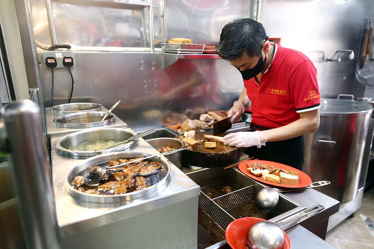 许文道将飞行梦束之高阁，于2005年接手粿汁摊生意。（萧紫薇摄）