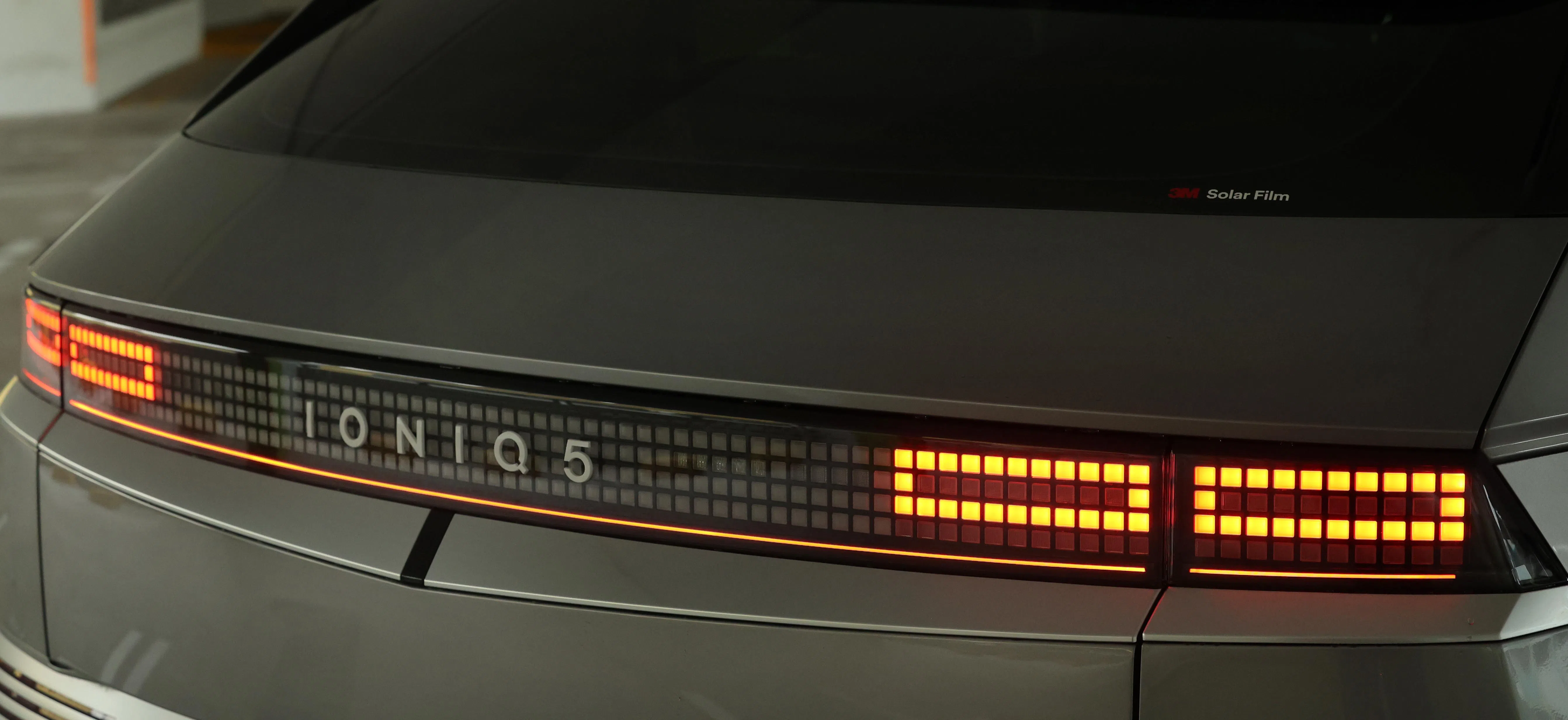 方形车尾灯与前灯组设计相呼应。（邬福梁摄）