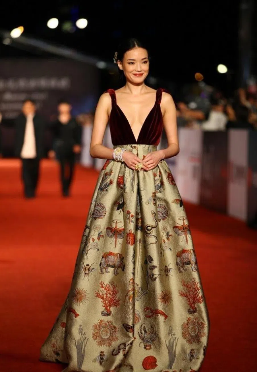 “把衣服一件一件穿回去”成了舒淇的名言。（互联网）