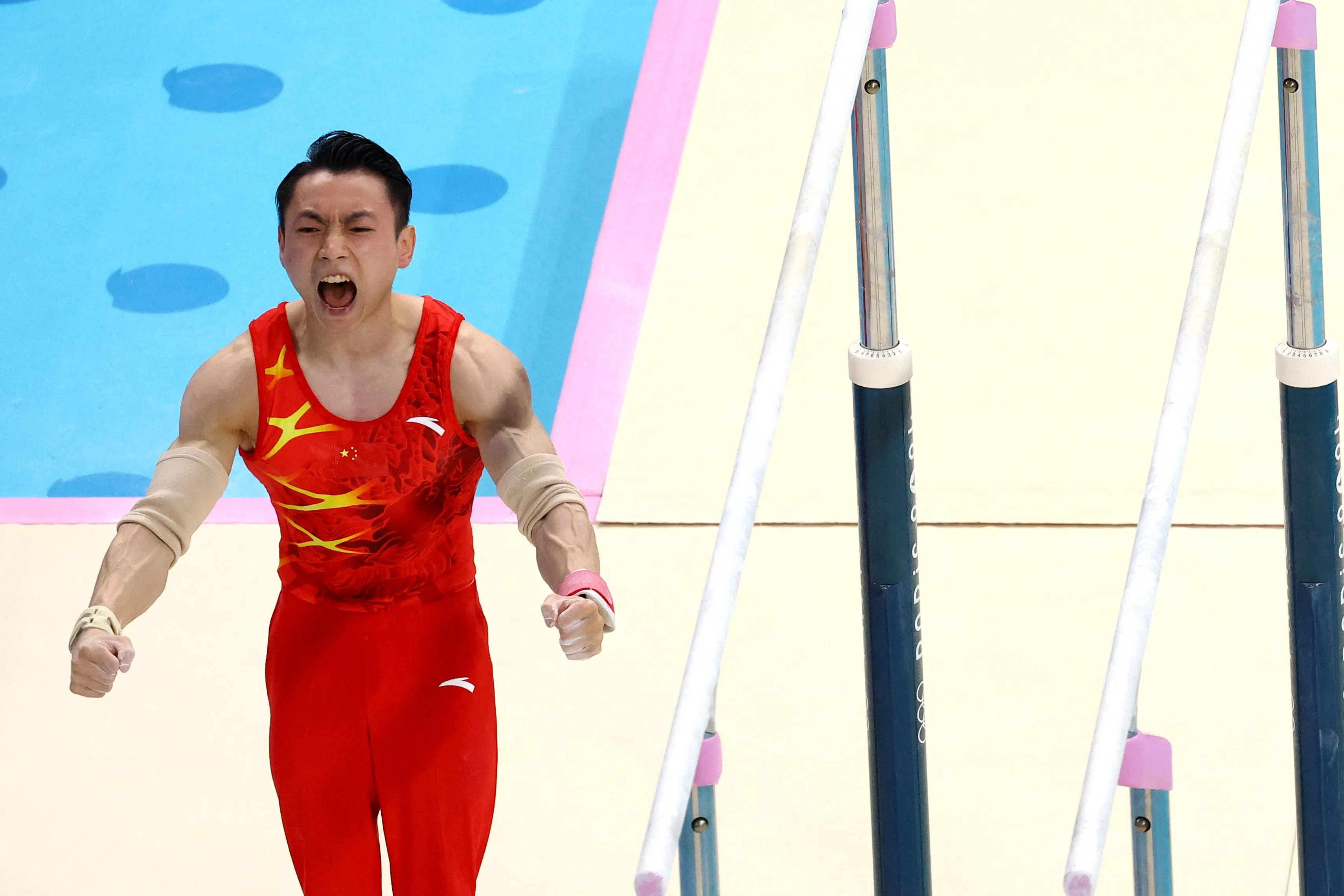 邹敬园在双杠项目中卫冕成功。（路透社）