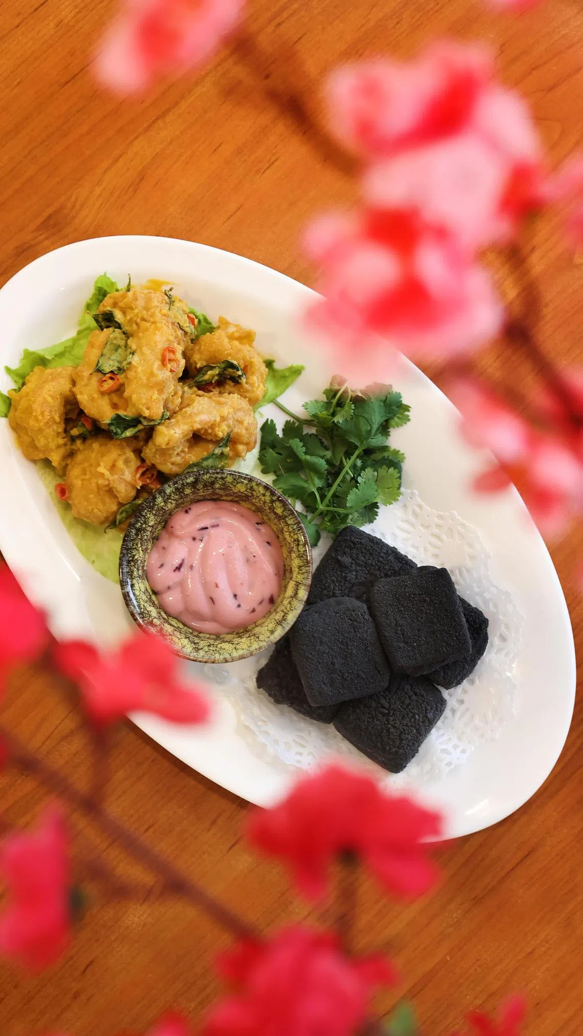 黄金虾球黑金豆腐，是咸蛋虾球和碳豆腐。（陈渊庄摄）