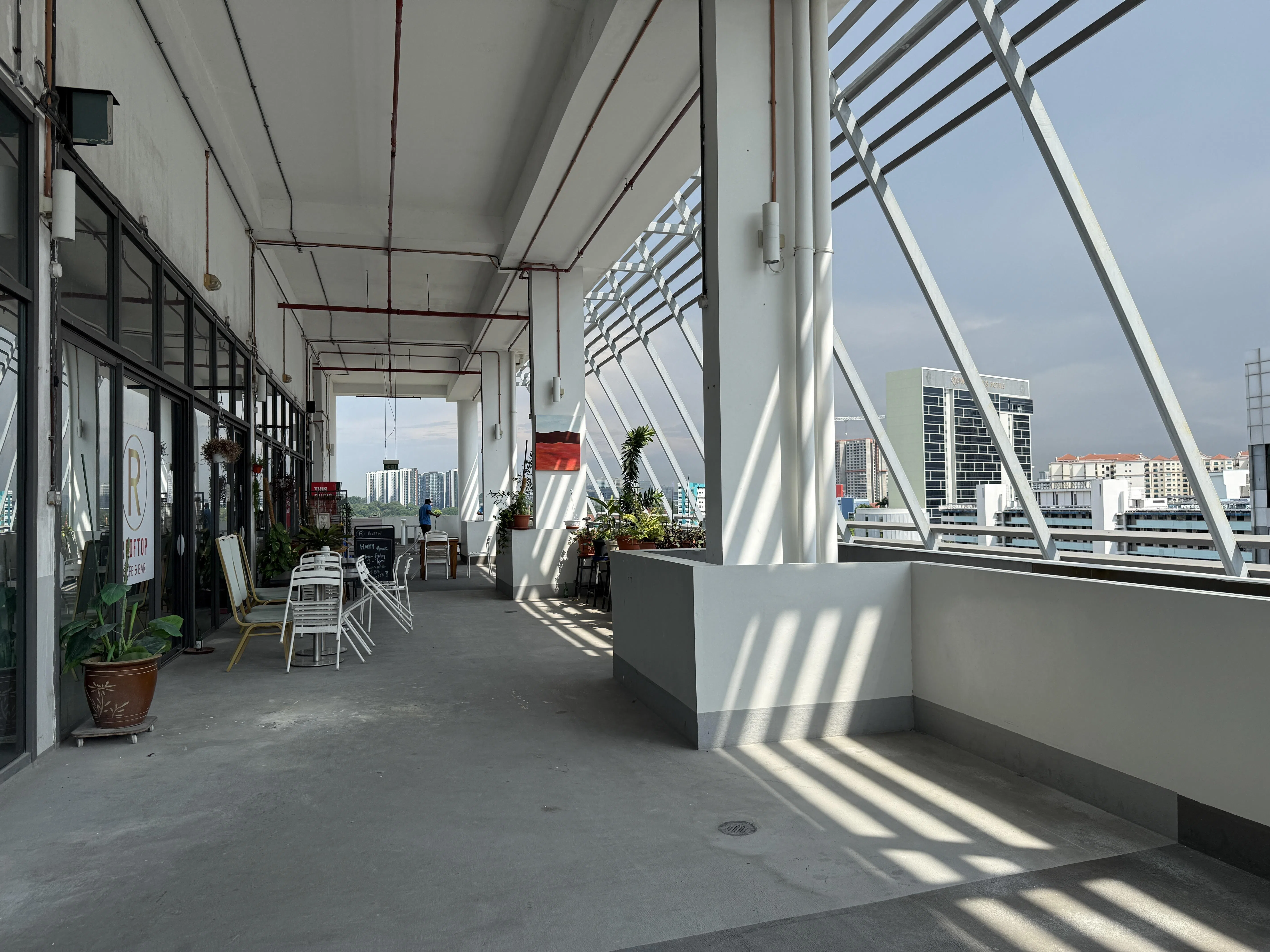 白天的Rooftop Cafe & Bar （天台咖啡馆与酒吧），想必天色渐暗后会有完全不同的氛围。（陈映蓁摄）